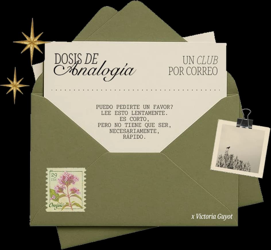 Un sobre verde oliva abierto con la tarjeta del club, una estampilla y una foto sujeta con un clip. La tarjeta dice: puedo pedirte un favor? Lee esto lentamente. Es corto, pero no tiene que ser, necesariamente, rápido.